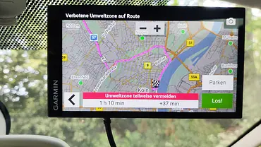 Garmin DriveSmart 66 MT-S im Navigationsmodus, fotografiert an der Windschutzscheibe eines Autos. - Foto: AUTO ZEITUNG