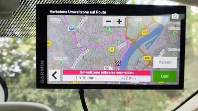 Garmin DriveSmart 66 MT-S im Navigationsmodus, fotografiert an der Windschutzscheibe eines Autos. - Foto: AUTO ZEITUNG
