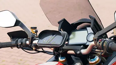 Ein Handyhalter fürs Motorrad mit Sonnenschutz, fotografiert an einem Motorrad mit Windschild. - Foto: Imago