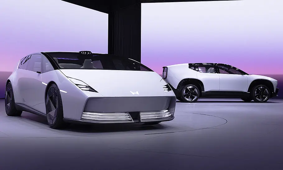 Honda 0 Saloon/Honda 0 SUV (2025) Die Prototypen Honda 0 Saloon und Honda 0 SUV (2025) stehen nebeneinander in Studioumgebung.