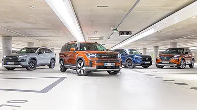 Toyota RAV4, Hyundai Santa Fe, Honda CR-V, Nissan X-Trail stehen in einer Parkgarage. - Foto: Daniela Loof