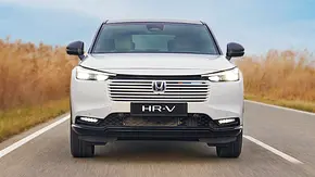 Honda HR-V Facelift (2025) fährt auf einer Landstraße, Ansicht von vorne. - Foto: Honda