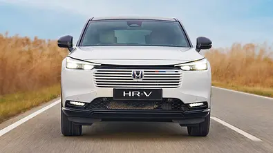 Honda HR-V Facelift (2025) fährt auf einer Landstraße, Ansicht von vorne. - Foto: Honda