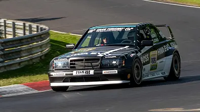 Rennversion des HWA Evo dynamisch von schräg vorn, fotografiert auf der Nordschleife des Nürburgrings. - Foto: HWA/Facebook