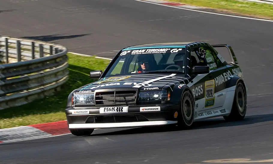 HWA Evo Rennversion des HWA Evo dynamisch von schräg vorn, fotografiert auf der Nordschleife des Nürburgrings.