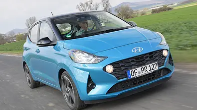 Der Hyundai i10 (2019) fährt eine Straße entlang, von vorne rechts fotografiert. - Foto: Zbigniew Mazar