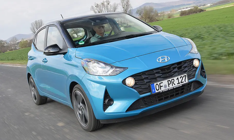 Der Hyundai i10 (2019) fährt eine Straße entlang, von vorne rechts fotografiert.