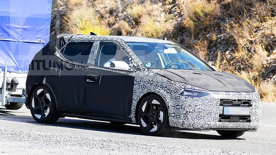 Hyundai i20 Der Hyundai i20 zieht als Erlkönig einen Anhänger, von vorne rechts fotografiert.