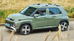 Hyundai Inster (2024) auf Landstraße fahrend, Ansicht von der linken Seite. - Foto: Hyundai Hyundai Inster (2024) auf Landstraße fahrend, Ansicht von der linken Seite. - Foto: Hyundai