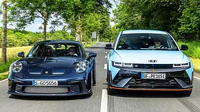 Porsche 911 S/T links im Bild, Hyundai Ioniq 5 N rechts im Bild, Frontalansicht auf asphaltierter Straße fahrend - Foto: Frank Ratering
