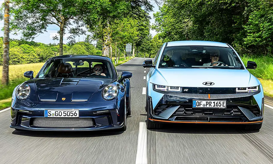 Porsche 911 S/T & Hyundai Ioniq 5 N Porsche 911 S/T links im Bild, Hyundai Ioniq 5 N rechts im Bild, Frontalansicht auf asphaltierter Straße fahrend
