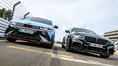 Hyundai Ioniq 5 N/BMW M2; fahrend von vorne - Foto: Daniela Loof