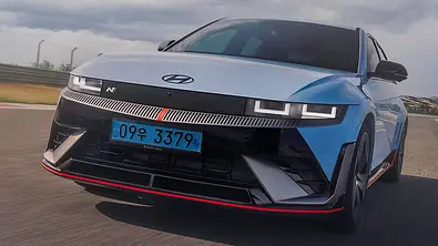 Hyundai Ioniq 5 N (2024) dynamisch von rechts vorne - Foto: Hyundai