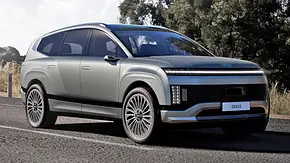 Hyundai Ioniq 9 (2025) steht auf asphaltierter Straße, fotografiert von vorne rechts. - Foto: Hyundai