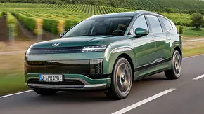 Der Hyundai Ioniq 9 (2025) fährt über eine Landstraße, von vorne links fotografiert. - Foto: Hyundai