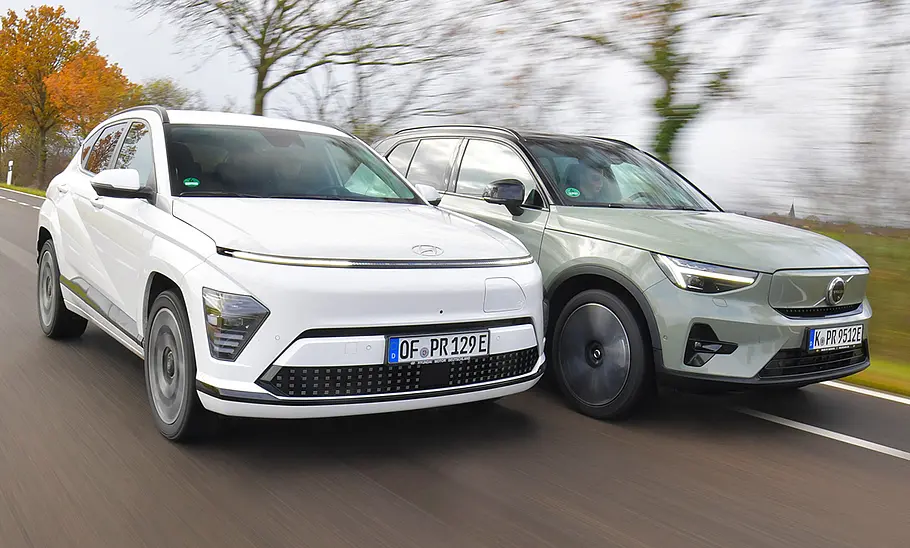 Hyundai Kona Elektro/Volvo EX40; fahrend von vorne links