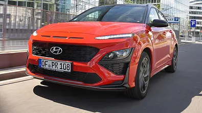 Der Hyundai Kona (2021) fährt in urbaner Umgebung, von vorne links fotografiert. - Foto: Zbigniew Mazar