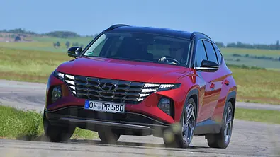 Der Hyundai Tucson (2020) fährt durch eine Rechtskurve, von vorne fotografiert. - Foto: Zbigniew Mazar