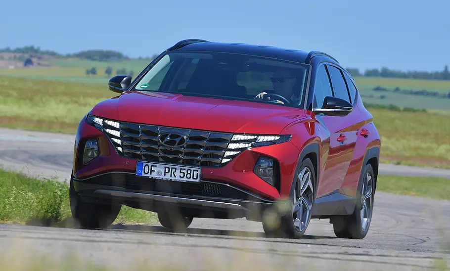 Hyundai Tucson (2020) Der Hyundai Tucson (2020) fährt durch eine Rechtskurve, von vorne fotografiert.