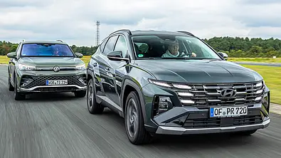 Der VW Tiguan fährt dem Hyundai Tucson hinterher. - Foto: Frank Ratering