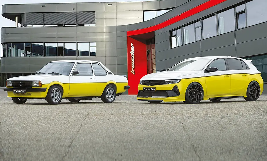Irmscher Opel Astra i 2000 Der historische Ascona B und der Astra i 2000 teilen sich die gleiche gelb-weiße Lackierung. Beide Fahrzeuge von vorne links fotografiert.