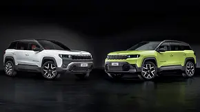 Zwei Jeep Compass (2025) stehen nebeneinander vor schwarzem Hintergrund. - Foto: Jeep Zwei Jeep Compass (2025) stehen nebeneinander vor schwarzem Hintergrund. - Foto: Jeep