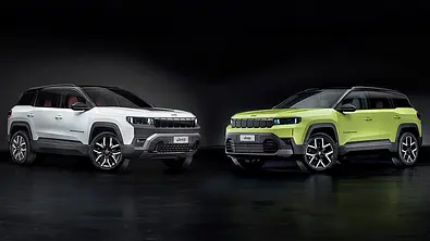 Zwei Jeep Compass (2025) stehen nebeneinander vor schwarzem Hintergrund. - Foto: Jeep