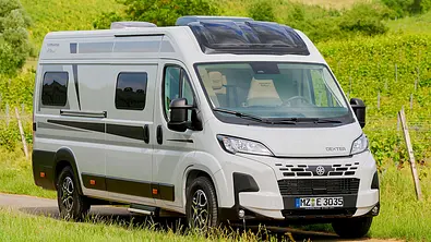 Das Bild zeigt den Karmann Dexter 635 (2025) statisch von schräg vorne rechts fotografiert. - Foto: Karmann Mobil