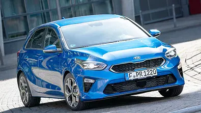 Der Kia Ceed (2018) fährt eine Linkskurve, von vorne rechts fotografiert. - Foto: Aleksander Perkovic