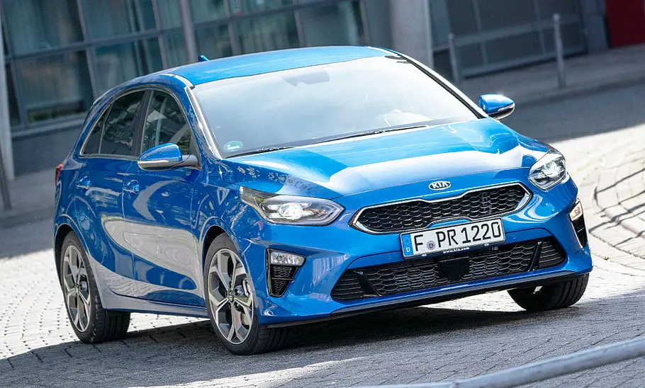 Der Kia Ceed (2018) fährt eine Linkskurve, von vorne rechts fotografiert.