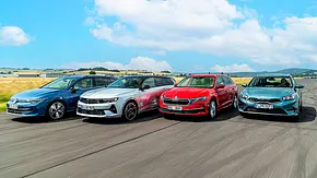 Gruppenbild mit Blick von vorne auf die fahrenden Kompakt-Kombis VW Golf Variant, Opel Astra Sports Toure, /Skoda Octavia Combi und Kia Ceed Sportswagon. - Foto: Frank Ratering