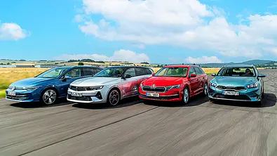 Gruppenbild mit Blick von vorne auf die fahrenden Kompakt-Kombis VW Golf Variant, Opel Astra Sports Toure, /Skoda Octavia Combi und Kia Ceed Sportswagon. - Foto: Frank Ratering