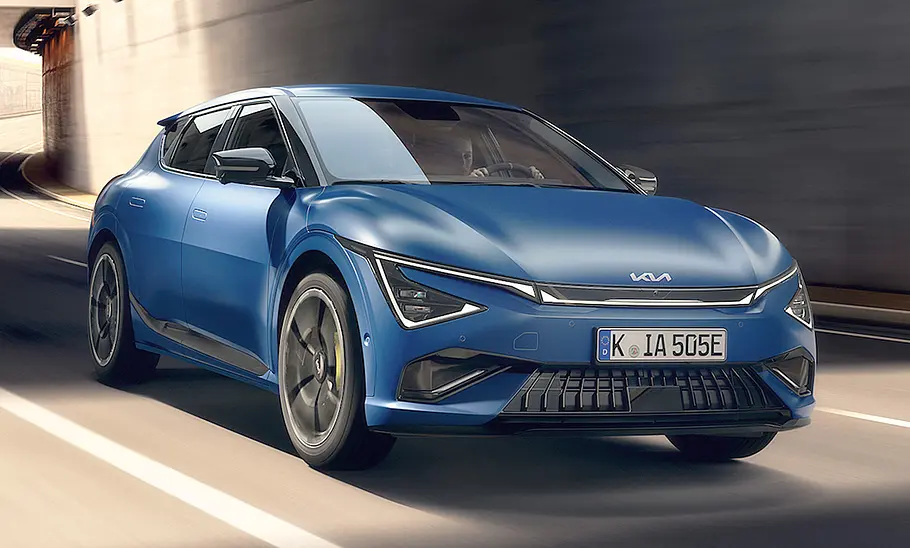 Kia EV6 GT Facelift (2024) Das Kia EV6 GT Facelift (2024) fährt geradeaus über eine Straße, von vorne rechts fotografiert.