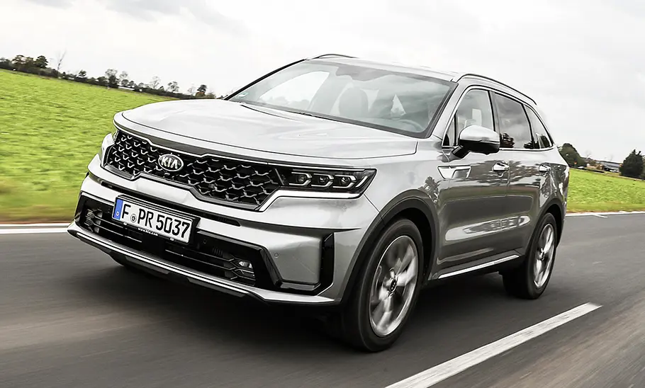 Kia Sorento (2020) Der Kia Sorento (2020) fährt eine Straße entlang, von vorne links fotografiert.