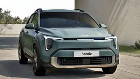 Das Kia Stonic Facelift (2026) steht auf einem Betonplatz, Ansicht von vorne. - Foto: Kia Das Kia Stonic Facelift (2026) steht auf einem Betonplatz, Ansicht von vorne. - Foto: Kia