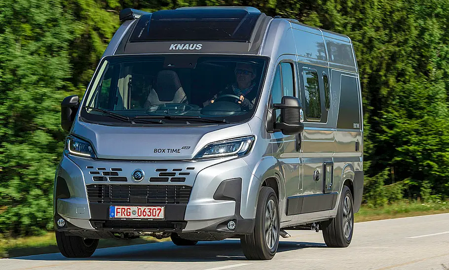 Die Außenaufnahme zeigt den Knaus Boxtime 540 (2025) fahrend von schräg vorne links.