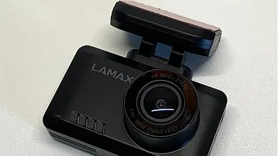 Das Bild zeigt die Lamax T10 Dashcam im Test. Die Dashcam liegt auf einem weißen Tisch. - Foto: Holger Ippen/AZ