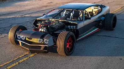 Lamborghini Espada von Danton Arts Kustoms auf einer Straße, fotografiert von schräg vorne. - Foto: Danton Arts Kustoms
