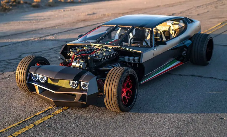 Lamborghini Espada von Danton Arts Kustoms auf einer Straße, fotografiert von schräg vorne.
