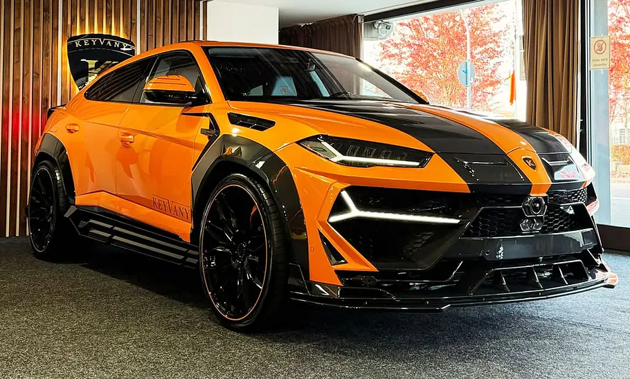 Lamborghini Keyrus von Keyvany Der Lamborghini Urus von Keyvany namens Keyrus auf 24 Zoll großen Rädern, Ansicht von schräg vorne.