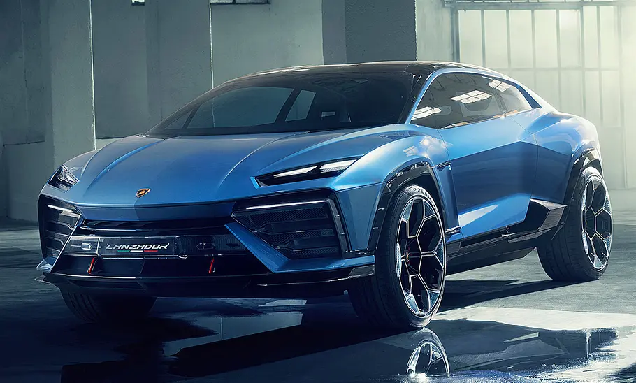 Lamborghini Lanzador (2023) Der Lamborghini Lanzador (2023) steht in einer leeren Fabrikhalle, von vorne links fotografiert.