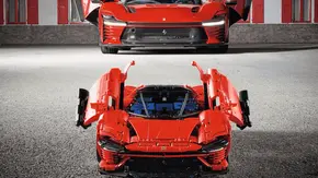 Lego Technic Ferrari Daytona SP3 steht vor dem echten Modell. - Foto: Lego
