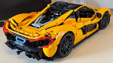 Das Bild zeigt den Lego Technic McLaren P1 von schräg hinten rechts. - Foto: Johannes Riegsinger