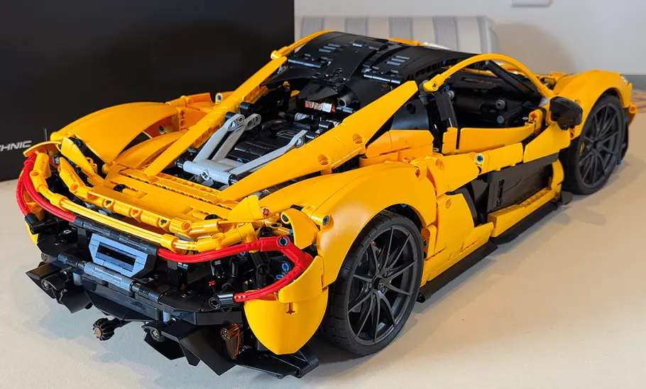 Das Bild zeigt den Lego Technic McLaren P1 von schräg hinten rechts.