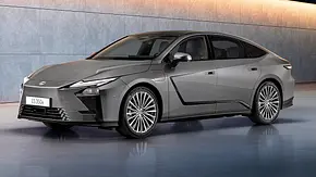 Der Lexus ES (2026) steht in Studioumgebung, von vorne links fotografiert. - Foto: Lexus Der Lexus ES (2026) steht in Studioumgebung, von vorne links fotografiert. - Foto: Lexus
