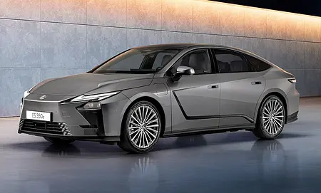 Der Lexus ES (2026) steht in Studioumgebung, von vorne links fotografiert.