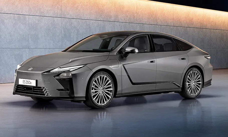 Lexus ES (2026) Der Lexus ES (2026) steht in Studioumgebung, von vorne links fotografiert.