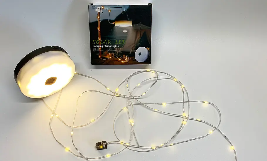 Lichterkette Outdoor mit der Verkaufsverpackung, fotografiert von oben.