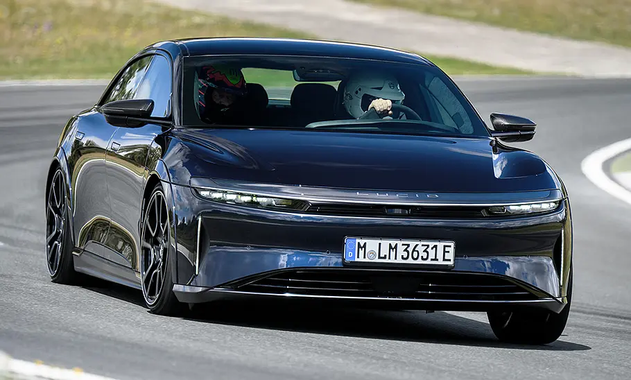 Lucid Air Sapphire (2025) Der Lucid Air Sapphire (2025) fährt auf dem Circuito Ascari durch eine Linkskurve, von vorne fotografiert.