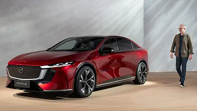 Der Mazda6e (2025) statisch von schräg vorne mit AUTO ZEITUNG-Redakteur Guntram Fiala. - Foto: Mazda
